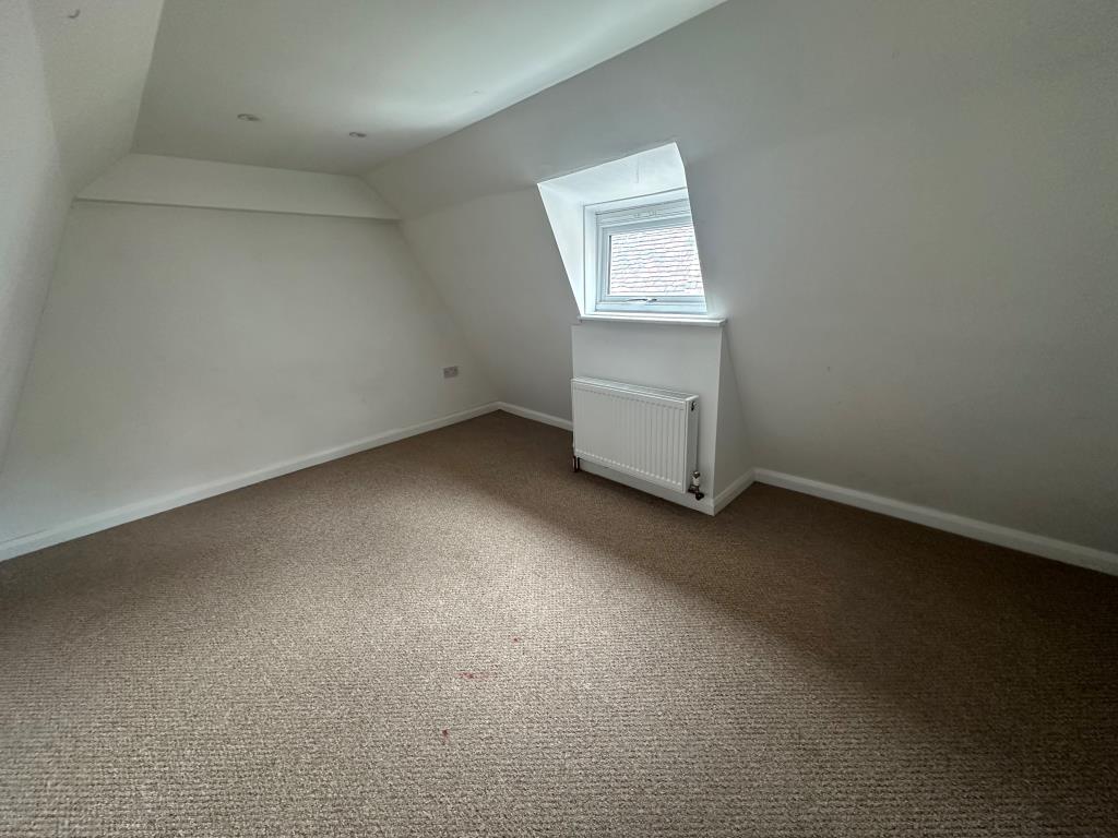 Lot: 141 - FOUR-BEDROOM HOUSE FOR IMPROVEMENT - Bedroom three